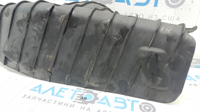 Căptușeala brațului de control inferior de sub arcul stânga spate al Audi Q8 19-25 este uzată.