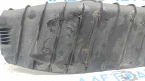 Căptușeala brațului de control inferior de sub arcul stânga spate al Audi Q8 19-25 este uzată.