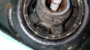 Subcadrul spate al unui Mazda CX-5 17-24 este ruginit, iar silent blocul cutiei de viteze este crăpat.