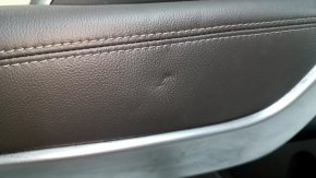 Ornamente ușă, spate stânga, Hyundai Santa FE Sport 13-16, maro închis cu inserție din piele bej, cu mâner, cotieră din piele maro închis, structură de montare gri, zgârieturi, crestături, lovituri