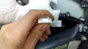 Обшивка двери карточка задняя правая Toyota Venza 21-22 XLE, Limited кожа черная с серой строчкой, темно-серая накладка, с ручкой, царапины, потертости