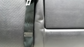 Rândul de scaune din spate, partea dreaptă sus, Toyota Venza 21-24 Limited, piele neagră, perforată, cu centură și cotieră, zgârieturi, necesită curățare
