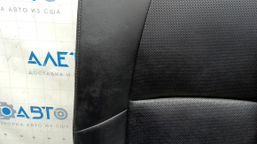 Rândul de scaune din spate, partea dreaptă sus, Toyota Venza 21-24 Limited, piele neagră, perforată, cu centură și cotieră, zgârieturi, necesită curățare