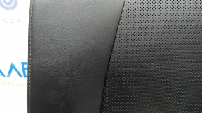 Rândul de scaune din spate, partea dreaptă sus, Toyota Venza 21-24 Limited, piele neagră, perforată, cu centură și cotieră, zgârieturi, necesită curățare