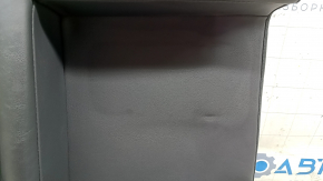 Rândul de scaune din spate, partea dreaptă sus, Toyota Venza 21-24 Limited, piele neagră, perforată, cu centură și cotieră, zgârieturi, necesită curățare