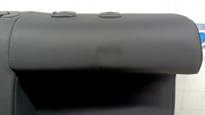 Rândul de scaune din spate, partea dreaptă sus, Toyota Venza 21-24 Limited, piele neagră, perforată, cu centură și cotieră, zgârieturi, necesită curățare