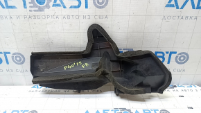 Deflectorul radiatorului din dreapta al unui Toyota Prius V 15-17 are un zăvor spart.