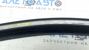 Молдинг двери верхний передней правой VW Tiguan 18-24 с уплотнителем стекла, хром, в клее, кривой