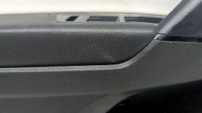 Обшивка двери карточка передняя левая VW Tiguan 18-20 черная, с пищалкой, подлокотник кожа, вставка кожа серая, с ручкой, царапины, потерта, пятна, надрыв, трещина в креплении, надломано крепление