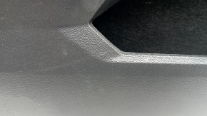 Обшивка двери карточка передняя левая VW Tiguan 18-20 черная, с пищалкой, подлокотник кожа, вставка кожа серая, с ручкой, царапины, потерта, пятна, надрыв, трещина в креплении, надломано крепление