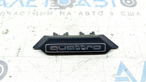 Эмблема надпись "quattro" на решетке радиатора Audi A4 B9 20-25