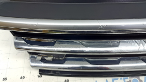 Решетка радиатора grill VW Tiguan 18-19 R-Line, без эмблемы, 3 хром полоски, вздулся хром, песок