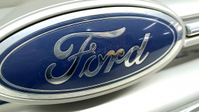 Grilă Ford Escape MK3 2017-2019, gri, cu crom, cu emblemă, nisip, zgârieturi pe emblemă, vopsea pulverizată, ghidaje rupte