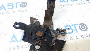 Замок капота Toyota Prius V 12-17 ржавый