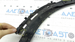 Накладка арки крыла задняя левая Volvo XC90 16-26 тип 1, графит, царапины, надломаны крепления, трещина в креплении
