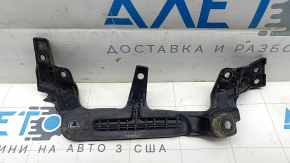 Suportul pentru lumina exterioară de pe aripa dreaptă a modelului Kia EV6 22-24 este rupt.