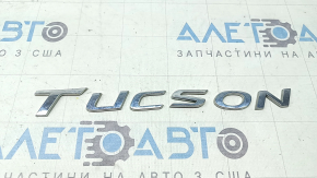 Emblema Tucson se află pe hayonul modelului Hyundai Tucson 19-21.