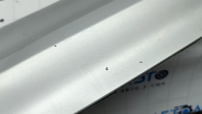 Накладка заднего бампера нижняя Volvo XC90 16-21 под хром насадки без фаркопа, под парктроники, царапины, примята, надломаны крепления парктроников