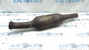 Convertorul catalitic spate al unui Ford Escape MK4 hibrid 2023-25 este tăiat, ruginit și îndoit.