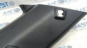 Накладка задней стойки за форточкой левая Jeep Grand Cherokee WL 22-26 задняя часть, черная, под кнопку, с заглушкой, царапины, потерта