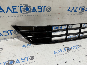 Центральная решетка переднего бампера VW Passat b8 16-19 USA R-Line, без хрома