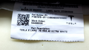 Обшивка спинки сиденья 2-го ряда правое Tesla Model X 22-26 белая кожа, под химчистку, струльнувшая, примята