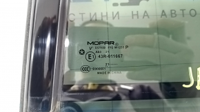 Стекло двери треугольник с уплотнителем стекла заднее левое Jeep Grand Cherokee WL 22-26 тонировка с молдингом, хром, царапины на хроме и накладке