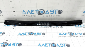 Накладка двери багажника центральная Jeep Grand Cherokee WL 22-23 PHEV с эмблемой, царапины, сломана направляющая