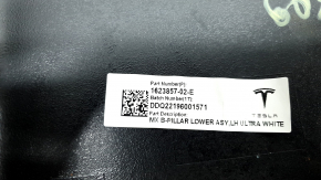 Накладка центральной стойки нижняя левая Tesla Model X 22-26 черная с белой кожей, под чистку, сломаны крепления