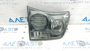 Фонарь внутренний крышка багажника левый Lexus RX350 RX400h 06-07 рест темный, сломана направляйка