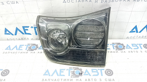 Фонарь внутренний крышка багажника правый Lexus RX350 RX400h 06-08 рест темный, повреждение водой, полез хром, сломана направляйка
