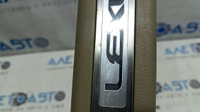 Накладка порога с подсветкой задняя правая Lexus RX300 RX330 RX350 RX400h 04-08 беж, хром, с подсветкой, царапины, побелел пластик, вмятина