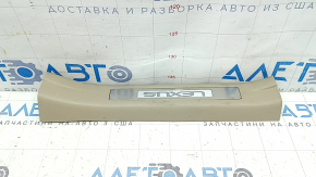 Накладка порога с подсветкой задняя левая Lexus RX300 RX330 RX350 RX400h 04-08 бежевая, с подсветкой, с хромированной накладкой, царапины, вмятины, надломано крепление, побелел пластик