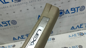 Накладка порога с подсветкой задняя левая Lexus RX300 RX330 RX350 RX400h 04-08 бежевая, с подсветкой, с хромированной накладкой, царапины, вмятины, надломано крепление, побелел пластик