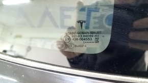 Форточка глухое стекло задняя правая Tesla Model X 22-26 черный глянец, песок на молдинге