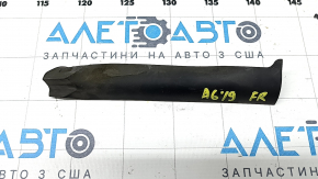 Garnitura de etanșare inferioară a ușii din dreapta față la un Audi A6 C8 19-21 are elementele de fixare rupte.