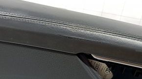 Panoul ușii stânga față, complet cu Audi A6 C8 19-24, este gri închis, cu perdea și memorie, inserție Alcantara neagră, cotieră din piele maro, parte superioară din piele gri închis, bordură cromată c