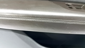 Panoul ușii stânga față, complet cu Audi A6 C8 19-24, este gri închis, cu perdea și memorie, inserție Alcantara neagră, cotieră din piele maro, parte superioară din piele gri închis, bordură cromată c