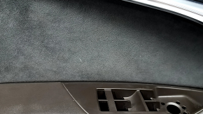 Panoul ușii stânga față, complet cu Audi A6 C8 19-24, este gri închis, cu perdea și memorie, inserție Alcantara neagră, cotieră din piele maro, parte superioară din piele gri închis, bordură cromată c