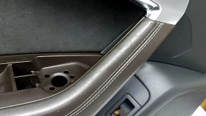 Panoul ușii stânga față, complet cu Audi A6 C8 19-24, este gri închis, cu perdea și memorie, inserție Alcantara neagră, cotieră din piele maro, parte superioară din piele gri închis, bordură cromată c