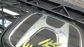 Решетка радиатора grill Honda Accord 23-26 в сборе, с эмблемой, песок, царапины