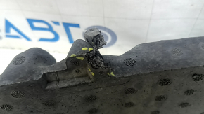 Amortizorul barei de protecție față a modelului Audi A6 C8 19-23 este defect.