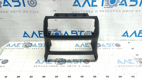 Ornamentele consolei centrale inferioare din spate pentru Audi A6 C8 19-21 sunt gri închis, stratul de acoperire este umflat și uzat.