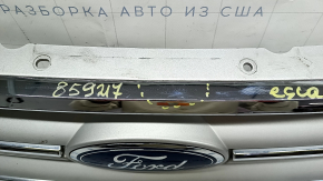 Решетка радиатора grill Ford Escape MK3 17-19 рест, серая, с хромом, с эмблемой, тычки, песок, потертости