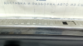 Накладка проема багажника Audi Q3 83A 19-25 черная с хромом, потертости на хроме и пластике, надлом крепления