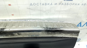 Накладка проема багажника Audi Q3 83A 19-25 черная с хромом, потертости на хроме и пластике, надлом крепления