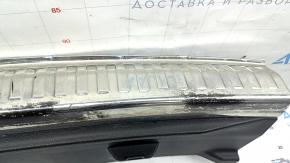Накладка проема багажника Audi Q3 83A 19-25 черная с хромом, потертости на хроме и пластике, надлом крепления
