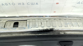 Накладка проема багажника Audi Q3 83A 19-25 черная с хромом, потертости на хроме и пластике, надлом крепления