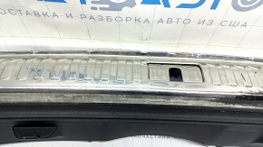 Накладка проема багажника Audi Q3 83A 19-25 черная с хромом, потертости на хроме и пластике, надлом крепления