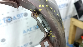 Бампер задний голый Chrysler Pacifica 17-22 под губу, парктроники и BSM, бежевый, надломаны крепления, вмятины, царапины, нештатные отверстия, трещины